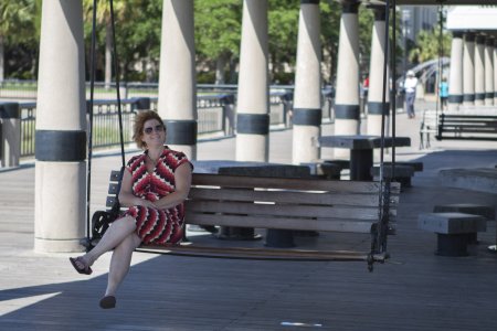 Sylletje rust even uit op een schommelbank